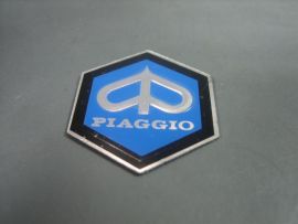 Emblem " Piaggio " zum Kleben 6-eckig 32mm glatt Kaskade