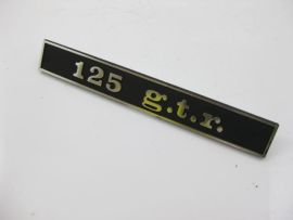 Badge "125 g.t.r", rear black/chrome, fixation: 2 pins, pin distance: 110mm, 132x17mm Vespa 125 GTR, VNL2T 127358 ->